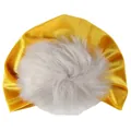 Dettaglio del caldo cappello turban per neonati in velluto dorato con pompon di pelliccia - Taglia unica / Giallo