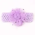 Détail du bandeau bébé avec fleur en résille violette et paillettes sur tricot extensible - Violet