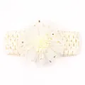 Détail du bandeau en dentelle pour bébé avec fleur en tulle et paillettes dorées - Beige