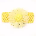 Bandeau jaune pour bébé avec grande fleur en résille et paillettes dorées en gros plan - Jaune