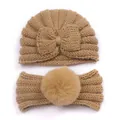 Dettaglio del set di cappello e fascia in maglia per neonati con fiocco e pompon cammello - caffè