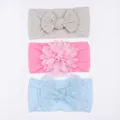 Detalle de 3 diademas de nylon para bebé con diseños de lazo, flores y malla de lentejuelas - Gris Rosa Medio Azul