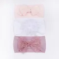 Vue détaillée de trois bandeaux souples pour bébé avec nœuds roses et fleurs blanches - Rose Clair Blanc Violet Taro