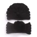 Dettaglio del set invernale in maglia per neonati con cappello a fiocco e fascia con pompon - Nero