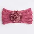 Detalle del tejido de una diadema de punto para bebé rosa oscuro con una flor de seda - Rosa Palo