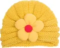 Dettaglio del cappello a turbante giallo per neonati con un grande fiore in tessuto morbido - Giallo
