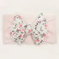 Dettaglio della fascia per neonata con grande fiocco floreale rosa su maglia morbida - Rosa Chiaro