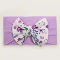 Dettaglio fascia per neonati con fiocco a fiori viola e trama in tessuto a coste - Viola
