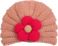 Dettaglio della trama a maglia e del fiore in tessuto sul berretto per neonati - Caffè