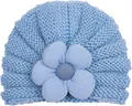 Dettaglio cappello neonato a maglia azzurro con grande fiore in tessuto a costine 3D - Blu