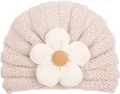 Dettaglio del cappello bimbo in maglia con grande fiore 3D e trama beige morbida - Bianco avorio