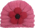 Dettaglio del cappello a turbante in maglia rosa per neonati con un fiore in tessuto rosso - Rosa pelle