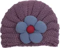 Dettaglio del turbante neonato viola a maglia con grande fiore blu e trama a costine spesse - viola taro