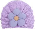 Dettaglio di un berretto in maglia viola per neonati con un grande fiore in velluto - Viola