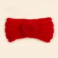 Détail macro du bandeau bébé en maille rouge avec nœud donut en laine côtelée - Rouge