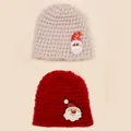 2er Set Baby Weihnachts-Strickmützen in Beige und Rot mit niedlichen Weihnachtsmann-Patches - Weihnachts-Verpackungsset