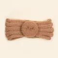 Détail d'un bandeau en maille côtelée camel pour bébé avec décoration de beignet - Café