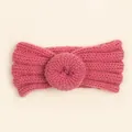 Détail d'un bandeau pour bébé en tricot rose avec un nœud en forme de donut doux - Rose Poudré