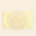 Detalle de la diadema de nailon amarillo para bebé con una gran flor de encaje en capas - Beige