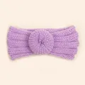 Vue détaillée du bandeau bébé tricoté violet clair avec nœud donut décoratif - Violet