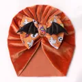 Süße Halloween-Babymütze aus orangefarbenem Samt mit dekorativen Fledermausflügeln - Orange
