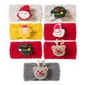 Makro-Detail von verschiedenen Weihnachts-Strickstirnbändern mit festlichen Plüsch-Dekoren - Gemischte Farben