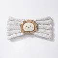 Diadema de punto blanco para bebé con un lindo parche de león para el calor invernal - Beige