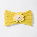 Detalle de diadema de punto amarilla para bebé con un lindo parche de león en relieve - Amarillo