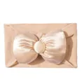 Detail van zachte beige baby haarband met grote satijnen strik en centrale stoffen knoop - Lichtkoffie