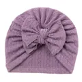 Détail du bonnet tricoté pour bébé violet avec grand nœud et motif de torsades - Violet Taro