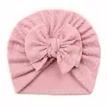 Détail du bonnet turban rose pour bébé en tricot côtelé doux avec un grand nœud décoratif - Rose chair