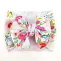 Detalle de la diadema de tela gofrada con flores y lazo grande para bebés y niños - Rosa Claro