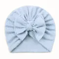 Nahaufnahme der hellblauen Baby-Turbanmütze mit Zopfmuster und großer Schleife - Blau