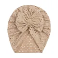 Ademende beige baby tulband muts met een grote strik en decoratieve oogjesgaatjes - koffiekleur