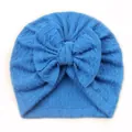 Détail du bonnet turban tricoté bleu pour bébé avec un grand nœud décoratif élégant - Bleu Saphir