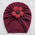 Détail d'un bonnet turban bébé bordeaux avec fleur 3D et texture côtelée douce - Bordeaux