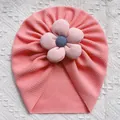 Turbante per neonati in maglia rosa con grande fiore 3D su sfondo bianco - Rosa