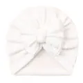 Detail einer weichen weißen Baby-Turban-Mütze mit einer großen dekorativen Schleife - Weiß