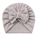 Bonnet turban en tricot gris clair pour bébé avec grand nœud sur fond blanc uni - Gris