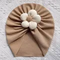Détail du turban pour bébé avec texture gaufrée et grand élément décoratif floral blanc - Café