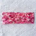 Détail du bandeau bébé en maille rose à fleurs avec nœud sur dentelle blanche - Blanc Floral Rose (D)