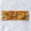 Détails de texture du bandeau bébé jaune moutarde avec imprimé floral et oreilles de lapin - Gingembre Floral Feuille Rouge (F)
