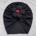Détail du turban pour bébé en maille gaufrée noire avec centre de fleur rouge - Noir