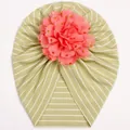 Dettaglio del turbante neonato a righe verdi con un grande fiore in chiffon rosa e oro - Verde