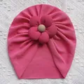 Dettaglio del turbante neonato rosa con fiore in tessuto 3D e trama in maglia waffle - Rosa Rossa