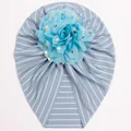 Dettaglio del turbante neonato in maglia a righe blu con grande fiore a pois dorati - Blu