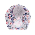 Détail du bonnet turban pour bébé avec motif floral rouge et grand pompon en fausse fourrure - Gris