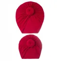 Detail der roten Baby-Turban-Mützen mit Donut-Knoten und weicher Falten-Struktur - Rot