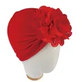 Détail d'une fleur évidée rouge sur un bonnet turban pour bébé en coton doux - Rouge