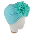 Vue détaillée du turban pour bébé bleu sarcelle avec fleur ajourée et design plissé - Bleu